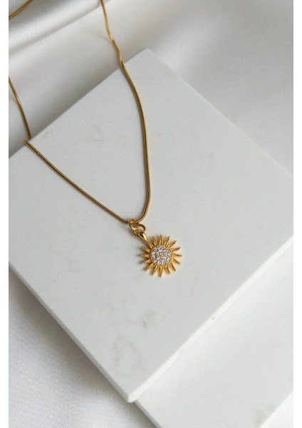 Ince Zincir Üzerinde Zirkon Taşlı Güneş Motifli Şık Çelik Kadın Kolyesi fiyatları