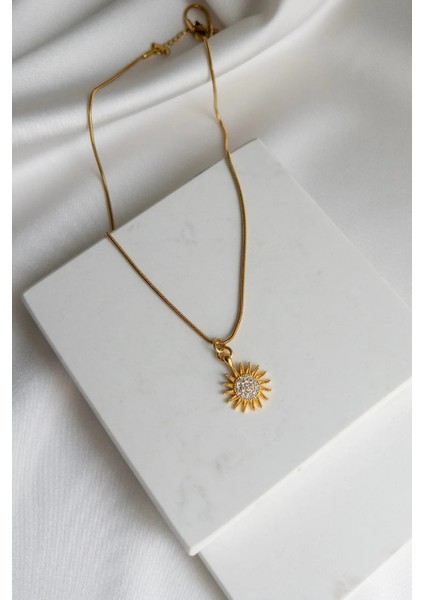 Ince Zincir Üzerinde Zirkon Taşlı Güneş Motifli Şık Çelik Kadın Kolyesi