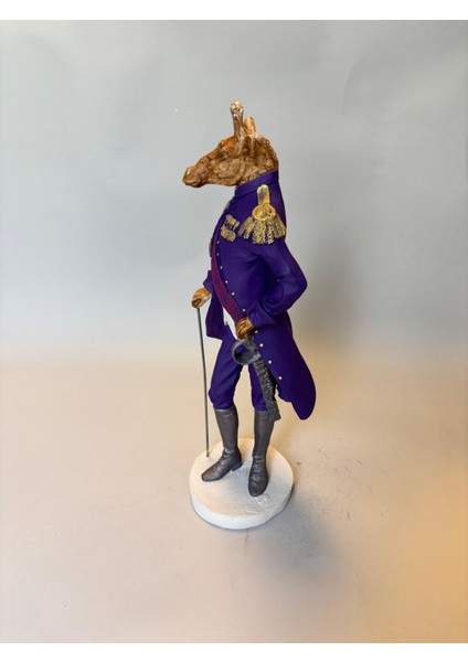 Dekoratif Zürafa Figürü Heykel – Mor Ceketli Şık Masa Üstü Obje ve Hediyelik Ev Ofis Aksesuarı