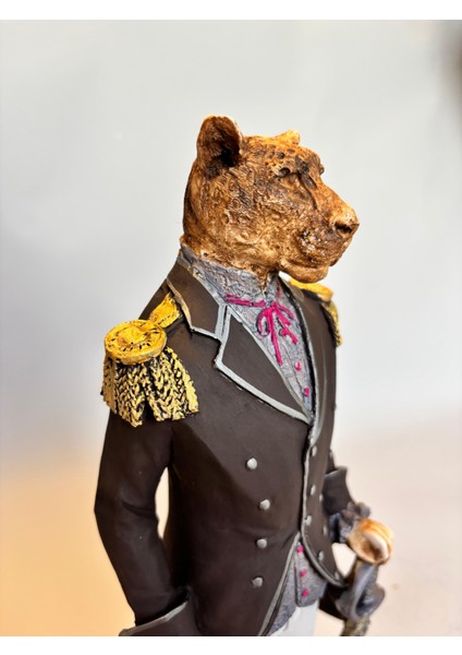 Dekoratif Aslan Figürü Heykel – Asker Kıyafetli Şık Masa Üstü Obje ve Hediyelik Ev Ofis Aksesuarı