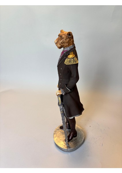 Dekoratif Aslan Figürü Heykel – Asker Kıyafetli Şık Masa Üstü Obje ve Hediyelik Ev Ofis Aksesuarı fırsatları