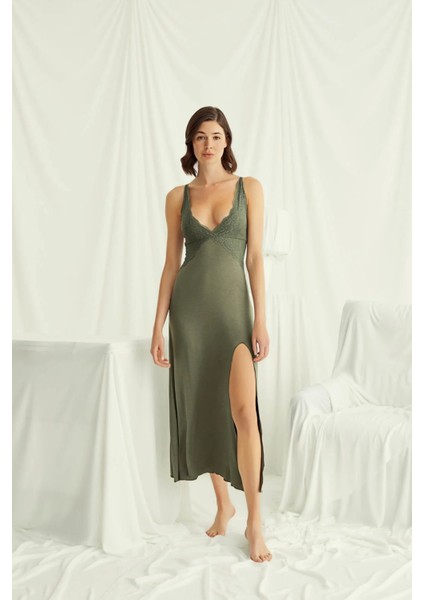 Monamise Göğüs ve Sırt Dekolteli Dantelli Yırtmaçlı Gecelik