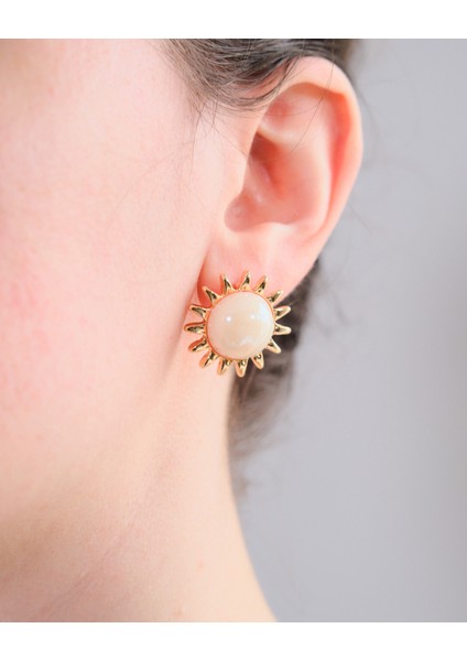 Parlak Altın Tonlu Sedef Taşlı Güneş Motifli Şık Küpe