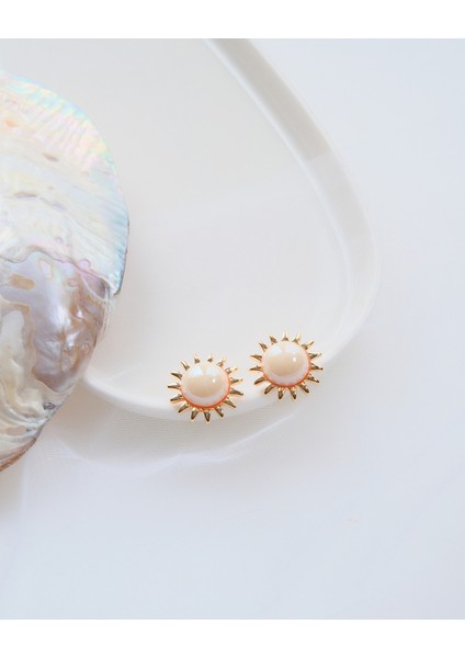 Parlak Altın Tonlu Sedef Taşlı Güneş Motifli Şık Küpe fiyatları