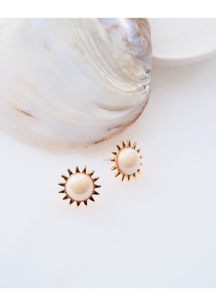 Parlak Altın Tonlu Sedef Taşlı Güneş Motifli Şık Küpe modelleri