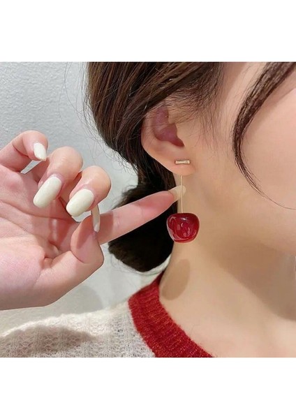 Şık Kırmızı Kiraz Tasarımlı Zarif Küpe, Modern ve Renkli Takı Seçeneği