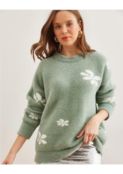 Çiçek Desenli Yumuşak Dokulu Triko Kazak
