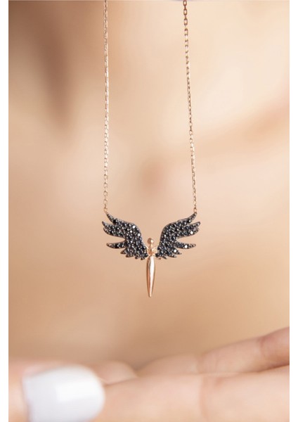 925 Ayar Gümüşle Şık Siyah Taşlı Melek Figürlü Kolye, Zarif ve Gösterişli Tasarım