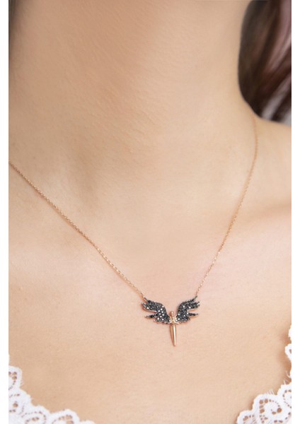 925 Ayar Gümüşle Şık Siyah Taşlı Melek Figürlü Kolye, Zarif ve Gösterişli Tasarım fiyatları