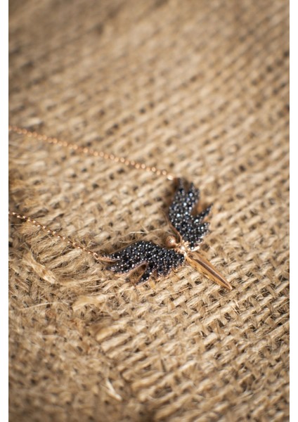 925 Ayar Gümüşle Şık Siyah Taşlı Melek Figürlü Kolye, Zarif ve Gösterişli Tasarım fırsatları