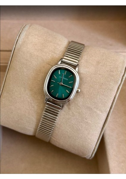 Gümüş Renk Kordon Kare Yeşil Kadran Kolunuzdaki Şık Tasarım Kadın Kol Saati ST10