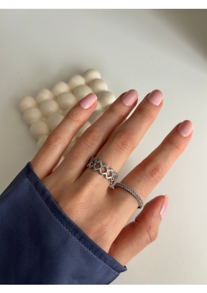 Iki Sıra Taşlı Zikzak Yüzük, Şık ve Zarif Tasarım, Beyaz Renk.