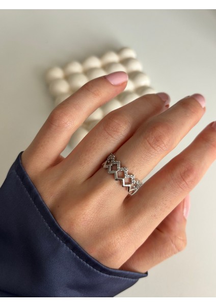 Iki Sıra Taşlı Zikzak Yüzük, Şık ve Zarif Tasarım, Beyaz Renk. modelleri