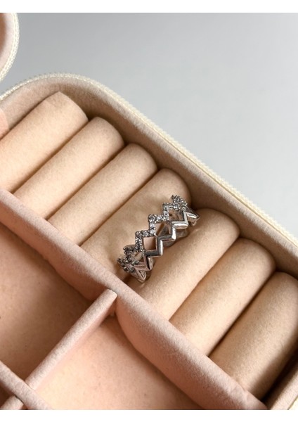 Iki Sıra Taşlı Zikzak Yüzük, Şık ve Zarif Tasarım, Beyaz Renk. fırsatları