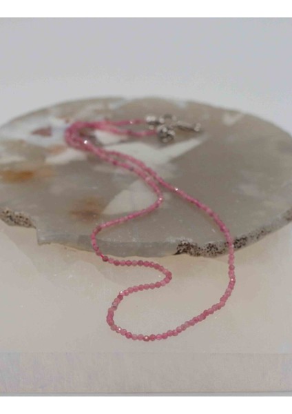 Pembe Turmalin Taşı Ince Doğal Kolye 2mm, Şık ve Zarif Aksesuar.