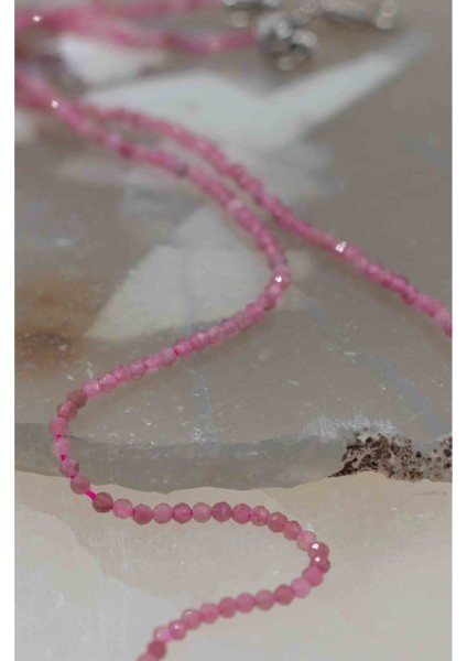 Pembe Turmalin Taşı Ince Doğal Kolye 2mm, Şık ve Zarif Aksesuar. modelleri