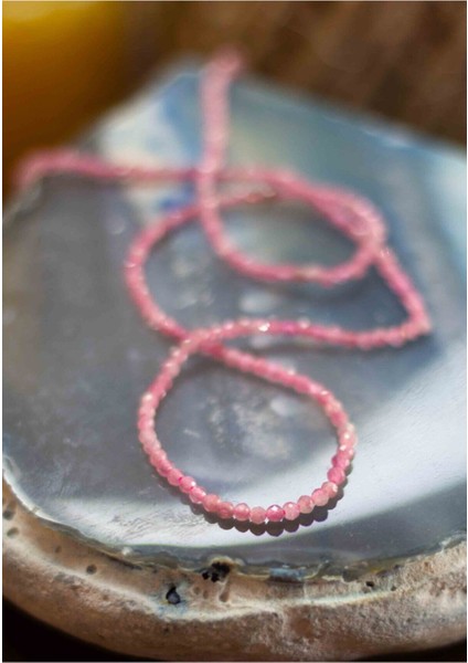 Pembe Turmalin Taşı Ince Doğal Kolye 2mm, Şık ve Zarif Aksesuar. fırsatları