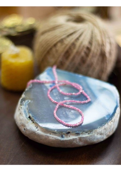 Pembe Turmalin Taşı Ince Doğal Kolye 2mm, Şık ve Zarif Aksesuar. indirimleri