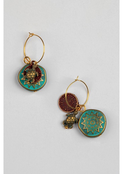 Bordo Kaplumbağa Figürlü Otantik Küpe, Şık ve Özgün Tasarım.