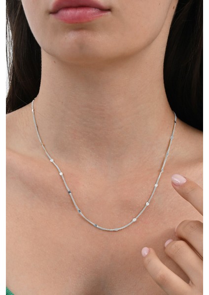 Parlak Gümüş Pullu Zincir, Şık ve Zarif Takı Seçeneği