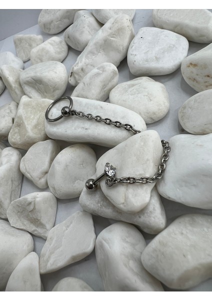 Parlak Taşlı Zincirli Kulak Piercingi, Şık ve Zarif Tasarım.