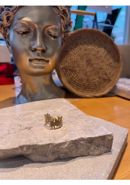 Altın Renkli Taşlı Çubuk Yüzük