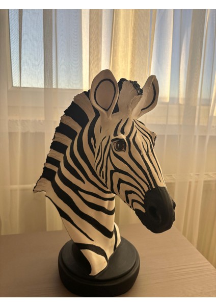 Dekoratif Zebra Figürü Heykel – Siyah Beyaz Modern Masa Üstü Obje ve Hediyelik Ev Ofis Aksesuarı