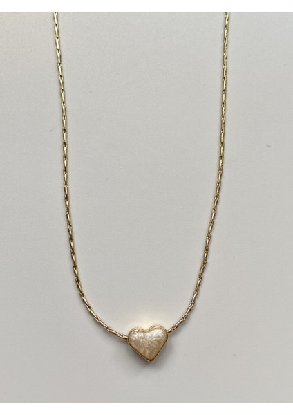 Parlak Mineli Beyaz Kalp Kolye, Zarif Takı, Şık ve Şeffaf Tasarım