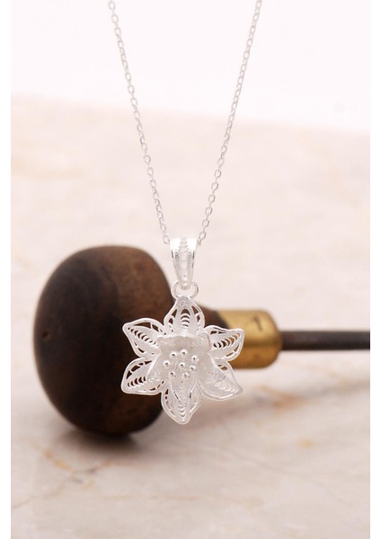 El Işlemeli Gümüş Çiçekli Takı, Zarif ve Şık Tasarım, Hafif ve Rahat Kullanım