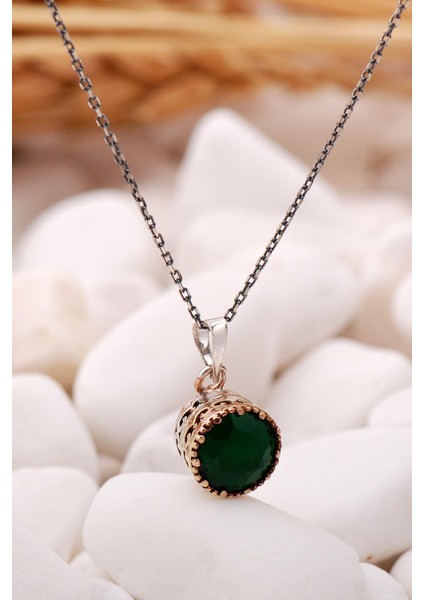 Kök Zümrüt Taşlı Elişi Gümüş Kolye, Şık ve Doğal Tasarım, Zarif Takı Seçeneği