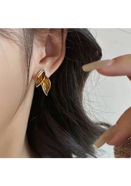 Kırmızı Taşlı Altın Renk Yaprak Vintage Modern Küpe, Şık ve Zarif Takı Seçeneği