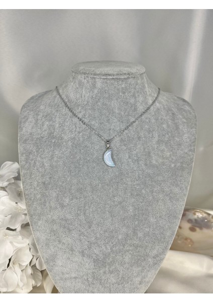 Mavi Renkli Doğal Taş Hilal Şekli Kolye, Şık ve Minimal Tasarım