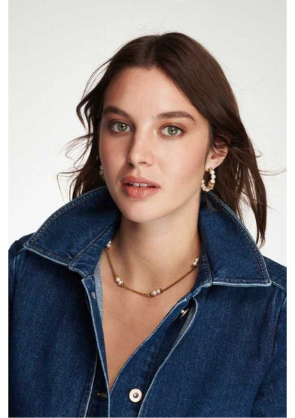 Şık ve Zarif Zincir Kolye, Parlak Kaplama Detaylarıyla Tarzınızı Tamamlar.