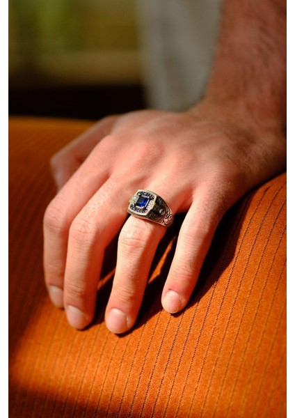 Lacivert Taşlı 925 Ayar Gümüş Yüzük, Şık ve Zarif Tasarım ile Dikkat Çekiyor modelleri