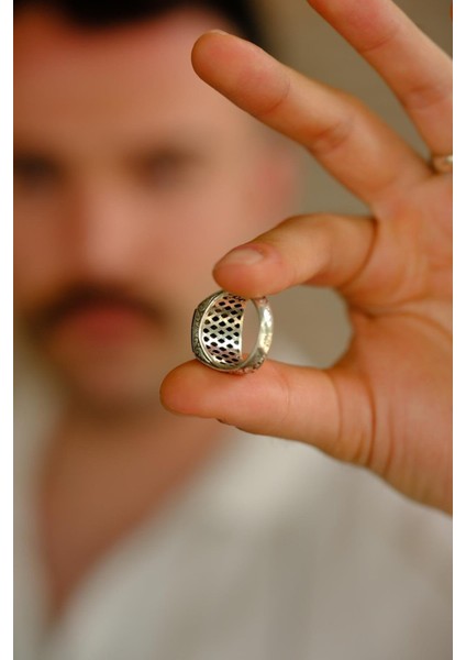 Lacivert Taşlı 925 Ayar Gümüş Yüzük, Şık ve Zarif Tasarım ile Dikkat Çekiyor indirimleri