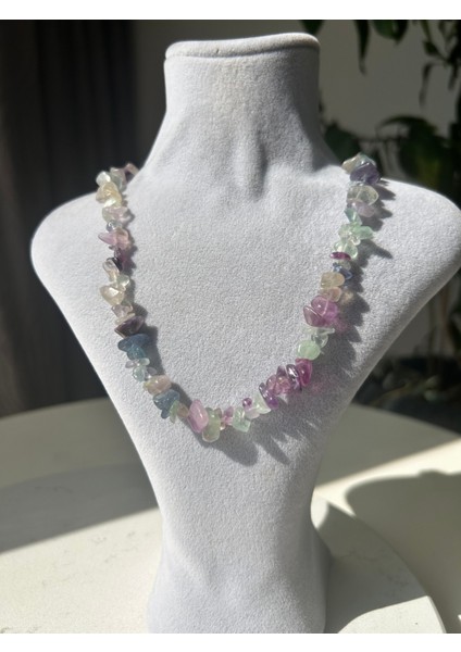 Mor Renkli Şık ve Zarif Kolye, Tarzınıza Işıltı Katacak.