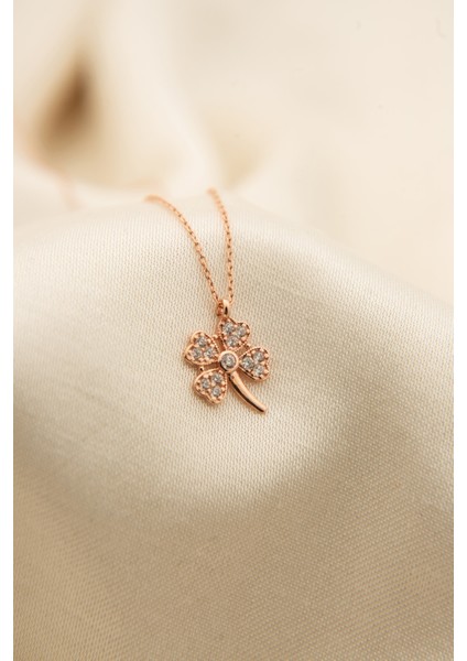 Turuncu Taşlı Yonca Model 925 Ayar Gümüş Kolye, Zarif ve Şık Takı Seçeneği fırsatları