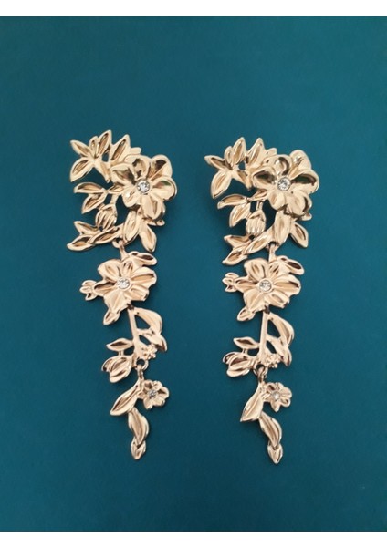 Gold Renkli Büyük Taşlı Çiçek Desenli Gösterişli Küpe fırsatları