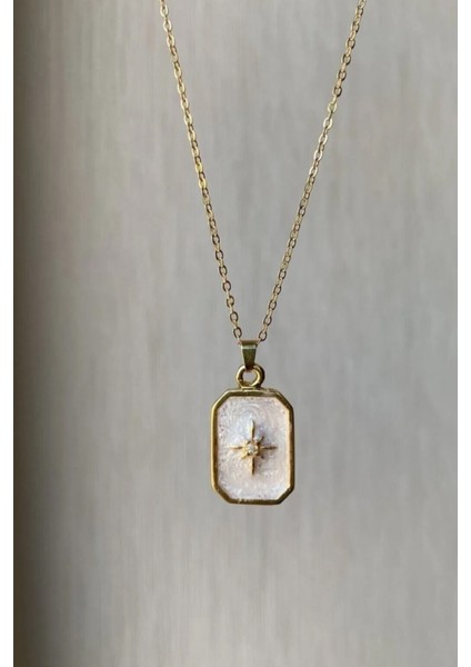 Şık Altın Renkli Mineli Kadın Kolye, Zarif ve Özel Tasarım.