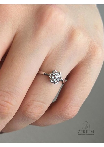 Zirkon Taşlı Çiçek Şekilli Kadın Çelik Yüzük, Gümüş Renk, 316L