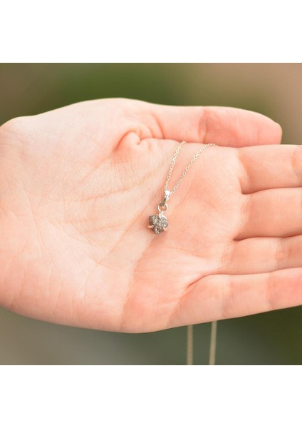 Beyaz Işlenmemiş Elmas Taşı Gümüş Kolye, Zarif ve Doğal Takı Seçeneği