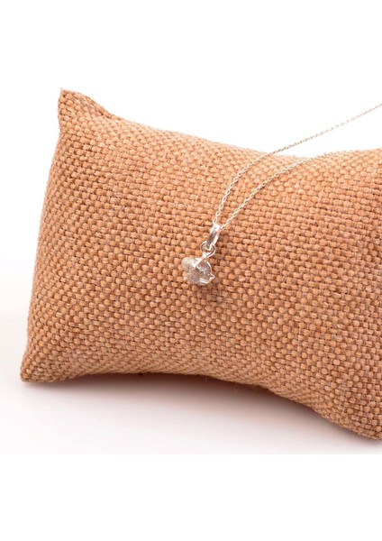 Beyaz Işlenmemiş Elmas Taşı Gümüş Kolye, Zarif ve Doğal Takı Seçeneği fiyatları