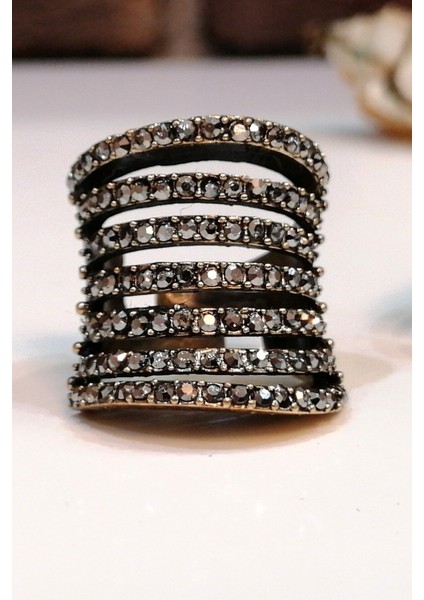 Parlak ve Şık Metalik Yüzük, Zarif Taş Detaylarıyla Göz Kamaştırıyor