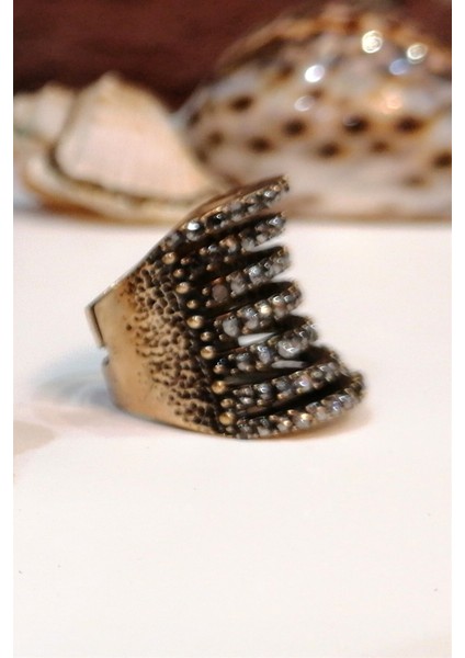 Parlak ve Şık Metalik Yüzük, Zarif Taş Detaylarıyla Göz Kamaştırıyor fiyatları