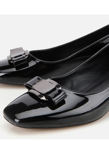 01AYH314850A100 KADIN Rugan Siyah Metal Detaylı Kalın Topuklu Ayakkabı modelleri