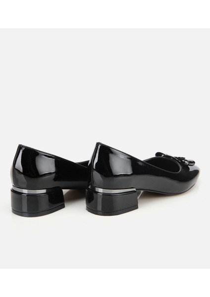 01AYH314850A100 KADIN Rugan Siyah Metal Detaylı Kalın Topuklu Ayakkabı fırsatları