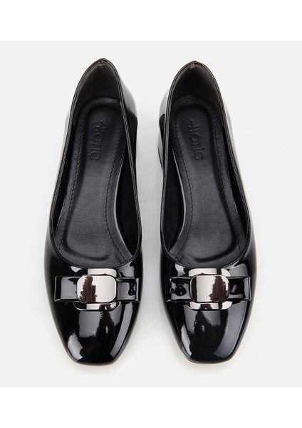 01AYH314850A100 KADIN Rugan Siyah Metal Detaylı Kalın Topuklu Ayakkabı