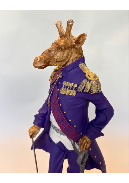 Dekoratif Zürafa Figürü Heykel – Mor Ceketli Şık Masa Üstü Obje ve Hediyelik Ev Ofis Aksesuarı