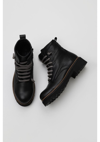 Siyah Beyaz Deri Kadın Düz Bot 01WT0813 01WT0813