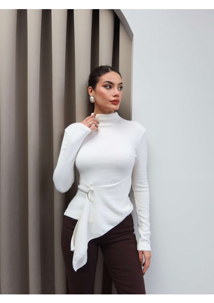 Dik Yaka Aksesuarlı Triko